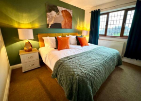 3br House Ossett-Wakefield, Free Parking 3 cars Wi Fi Long stays